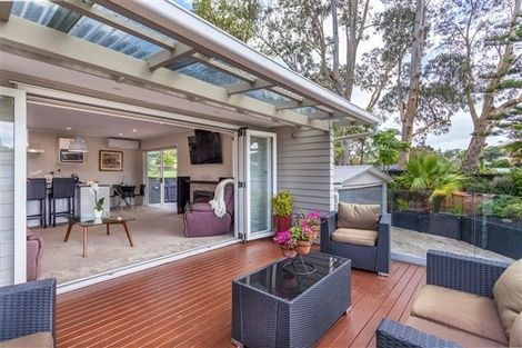 Photo of property in 15 Cajero Place, Green Bay, Auckland, 0604