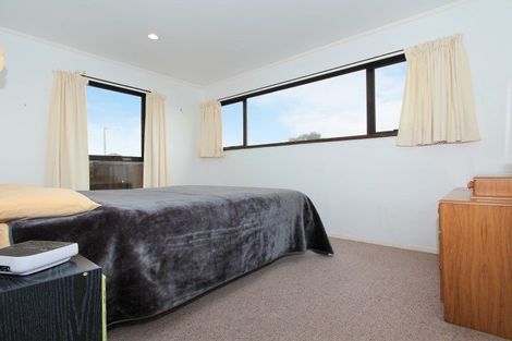 Photo of property in 136 Gloaming Hill, Titahi Bay, Porirua, 5022