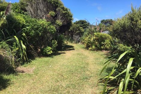 Photo of property in 105 Piha Road, Piha, 0772
