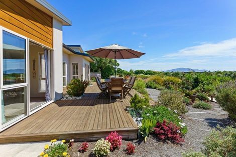 Photo of property in 52 Harakeke Road, Te Horo, Otaki, 5581