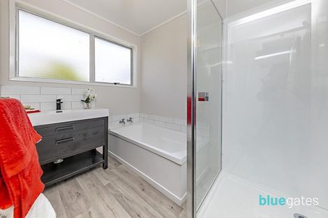 Photo of property in 17 Becker Drive, Weymouth, Auckland, 2103