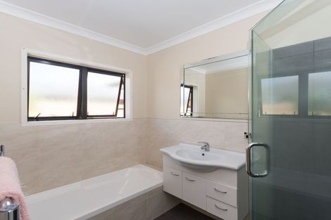 Photo of property in 4 Trillick Place, Tuakau, 2121