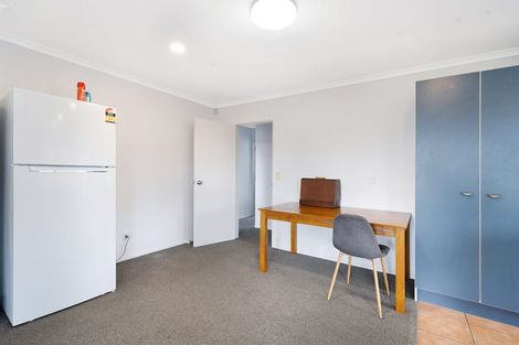 Photo of property in 18 Plumstead Rise, Glen Eden, Auckland, 0602