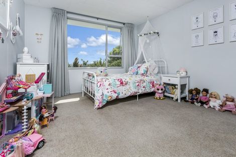 Photo of property in 2/5 Jumento Place, Unsworth Heights, Auckland, 0632