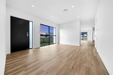 Photo of property in 28 Korowhiti Road, Clarks Beach, 2122