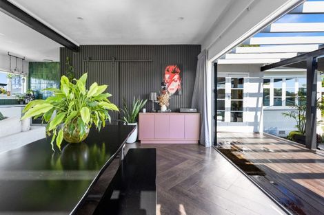 Photo of property in 709 Grove Road, Mayfair, Hastings, 4122