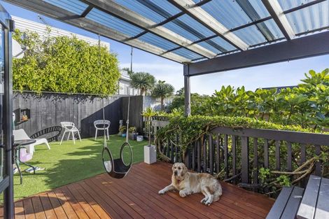 Photo of property in 2/79 Island Road, Beach Haven, Auckland, 0626