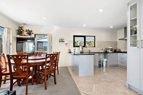 Photo of property in 15 Aronia Way, Goodwood Heights, Auckland, 2105