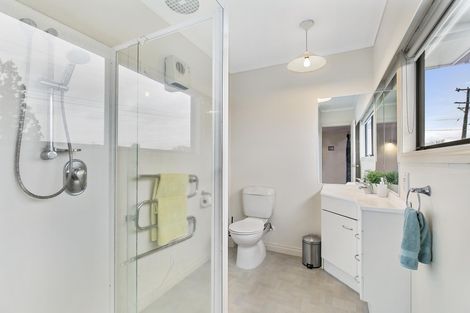 Photo of property in 1a Eastglen Road, Glen Eden, Auckland, 0602