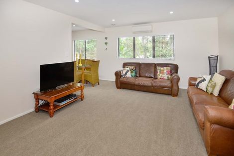 Photo of property in 2/73 Athena Drive, Totara Vale, Auckland, 0629