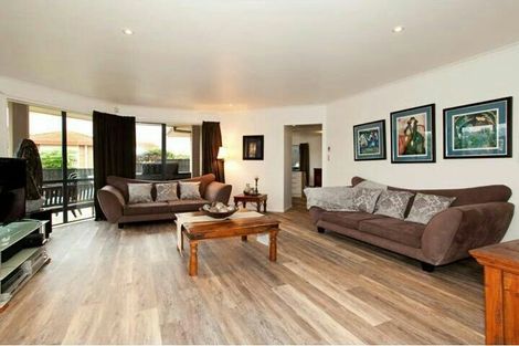 Photo of property in 19 Crimson Park, Oteha, Auckland, 0632