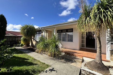 Photo of property in 17 Cambridge Terrace, Papatoetoe, Auckland, 2025