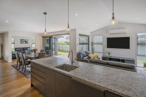 Photo of property in 10 Topping Place, Whitianga, 3510