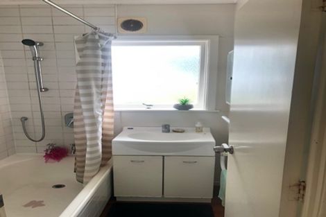 Photo of property in 2/174 East Coast Road, Forrest Hill, Auckland, 0620