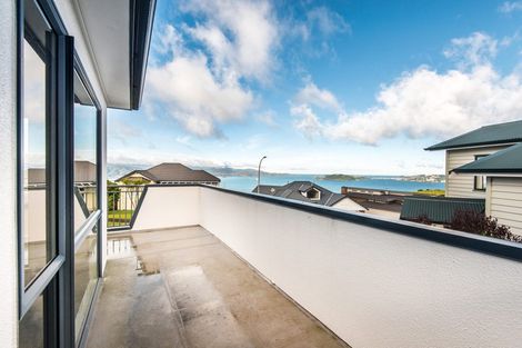 Photo of property in 59 Dress Circle, Newlands, Wellington, 6037