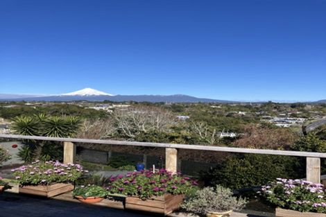 Photo of property in 21 Longview Drive, Merrilands, New Plymouth, 4312