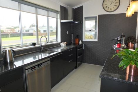 Photo of property in 18 Chrystall Street, Foxton Beach, Foxton, 4815