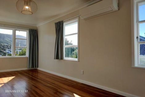 Photo of property in 5 Larsen Crescent, Tawa, Wellington, 5028