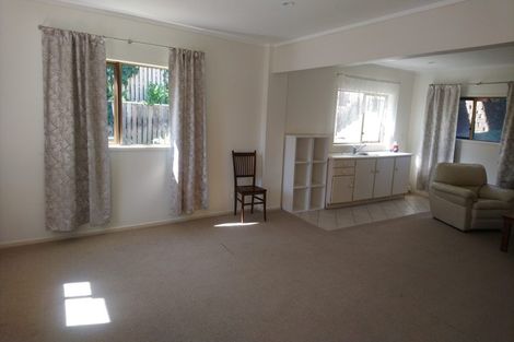 Photo of property in 2/8 Sandown Road, Rothesay Bay, Auckland, 0630