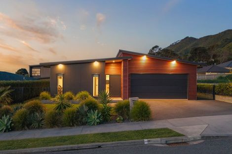 Photo of property in 10 Karearea Avenue, Waikanae, 5036