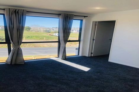 Photo of property in 14 Ingham Court, Fairview Heights, Auckland, 0632