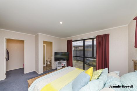 Photo of property in 20 Aspen Way, Kelvin Grove, Palmerston North, 4414