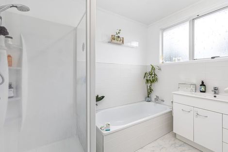 Photo of property in 2/10 Abbeygate Street, Birkdale, Auckland, 0626