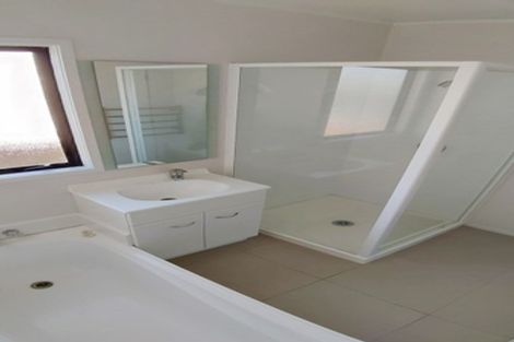 Photo of property in 2/1 Landsdale Place, Massey, Auckland, 0614