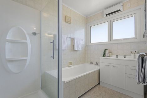 Photo of property in 1 Athlone Place, Hokowhitu, Palmerston North, 4410