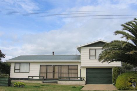 Photo of property in 13 Kent Terrace, Foxton Beach, Foxton, 4815