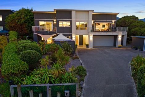 Photo of property in 11 Pharazyn Avenue, Waikanae Beach, Waikanae, 5036