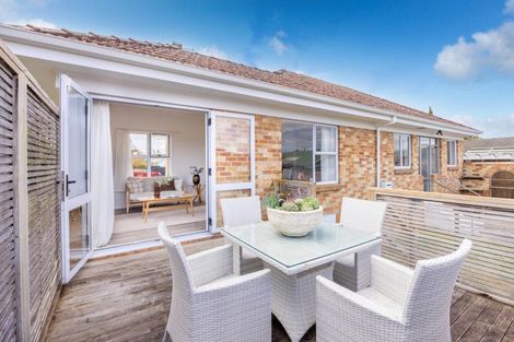 Photo of property in 22 Forest Lake Road, Forest Lake, Hamilton, 3200