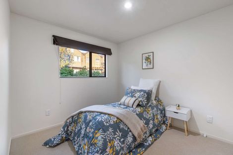 Photo of property in 4/42 Fields Parade, Oteha, Auckland, 0632