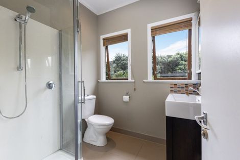 Photo of property in 33 Glenesk Road, Piha, New Lynn, 0772