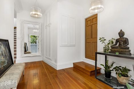 Photo of property in 53 Palliser Road, Roseneath, Wellington, 6011