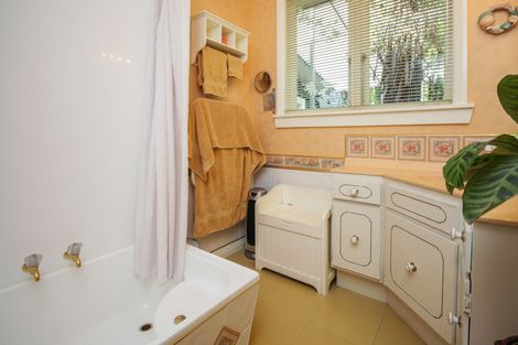 Photo of property in 16 Waima Crescent, Titirangi, Auckland, 0604