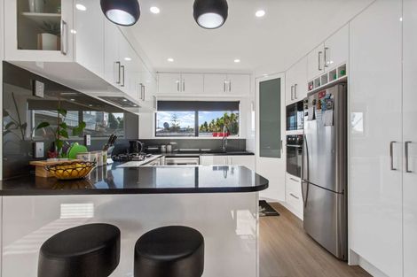 Photo of property in 2/33 Sea Vista Avenue, Beach Haven, Auckland, 0626