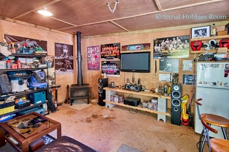 Photo of property in 33 Wyndham Road, Pinehaven, Upper Hutt, 5019