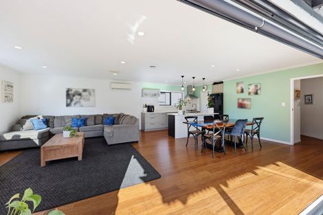 Photo of property in 64 Robbies Road, Shelly Park, Auckland, 2014