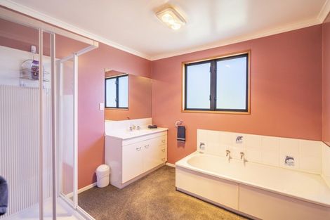 Photo of property in 15 Home Street, Manapouri, 9679