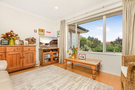 Photo of property in 14 Stranraer Crescent, Wattle Downs, Auckland, 2103