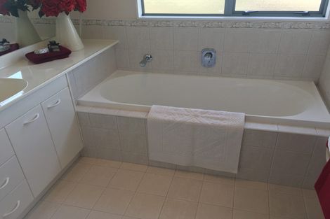 Photo of property in 16 Trovare Place, Golflands, Auckland, 2013