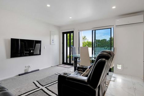 Photo of property in 3/2 Jadewynn Drive, Massey, Auckland, 0614