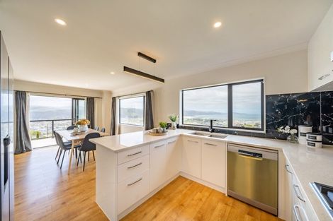 Photo of property in 8 Poto Road, Normandale, Lower Hutt, 5010