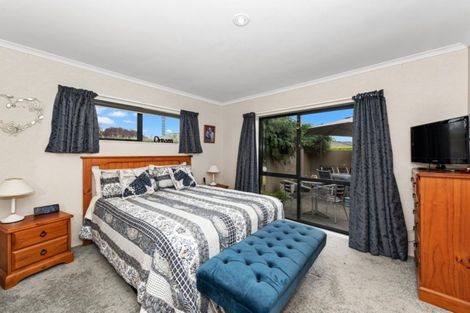 Photo of property in 69 Waiwherowhero Drive, St Andrews, Hamilton, 3200