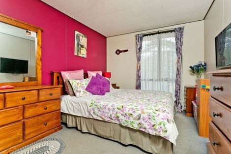 Photo of property in 80 Totaravale Drive, Totara Vale, Auckland, 0629