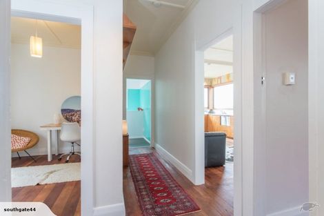 Photo of property in 30 Hungerford Road, Lyall Bay, Wellington, 6022