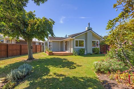 Photo of property in 1 Athlone Place, Hokowhitu, Palmerston North, 4410