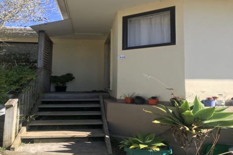 Photo of property in 32 Te Atatu Road, Te Atatu South, Auckland, 0610