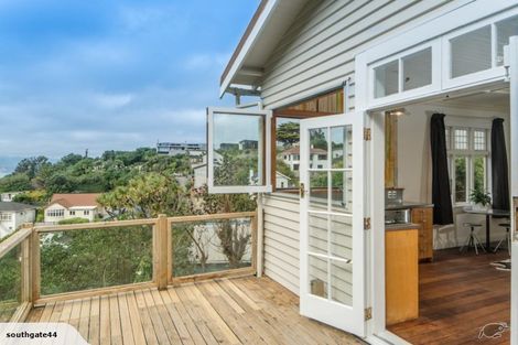 Photo of property in 30 Hungerford Road, Lyall Bay, Wellington, 6022